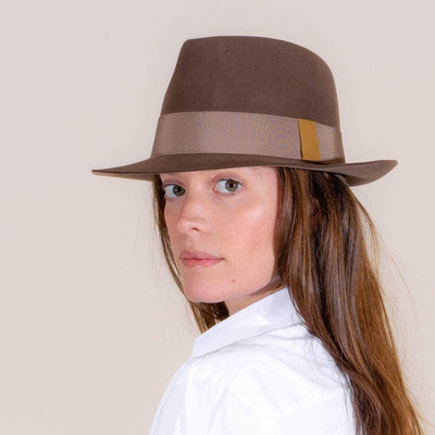Lacerise sur-le-chapeau Chapeau Feutre Trendy - Confidence model