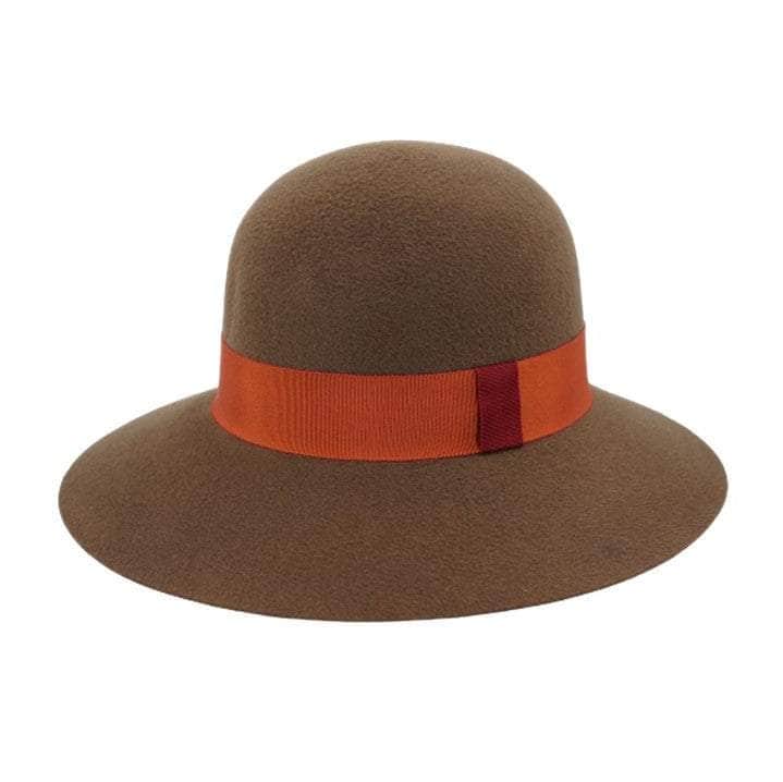Lacerise-sur-le-chapeau Confiance / 56 La Capelineの帽子。